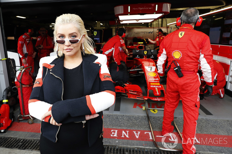 Кристина Агилера рядом с боксами Ferrari
