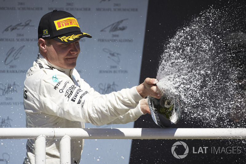 Le deuxième, Valtteri Bottas, Mercedes AMG F1, avec du champagne sur le podium