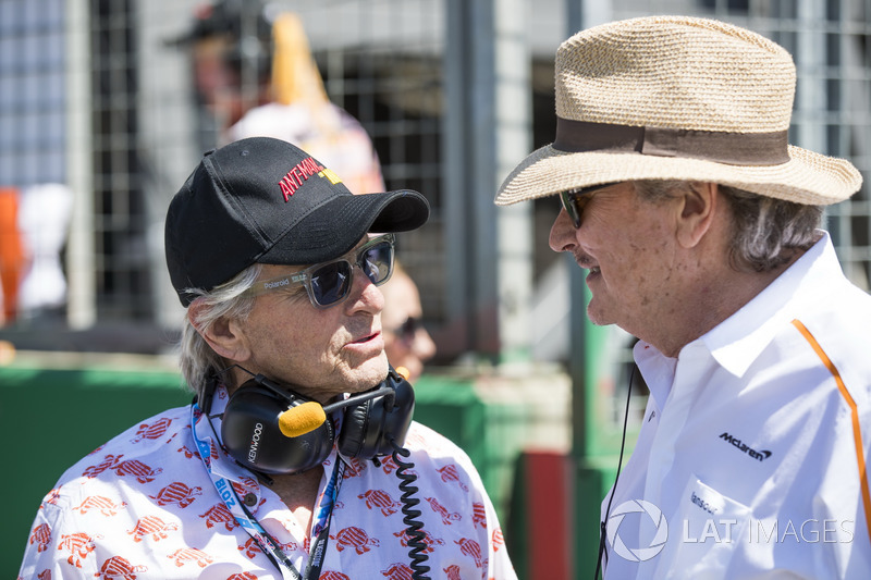 L'attore Michael Douglas con Mansour Ojjeh, co-proprietario, McLaren