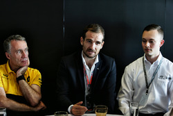 Bob Bell, Renault Sport F1 Team Teknik Şefi; Tommaso Volpe, INFINITI Global Motorsporları Direktörü