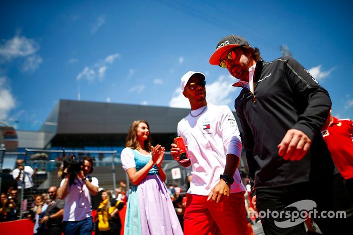Lewis Hamilton, Mercedes AMG F1 y  Fernando Alonso, McLaren, hablan antes del desfile de pilotos