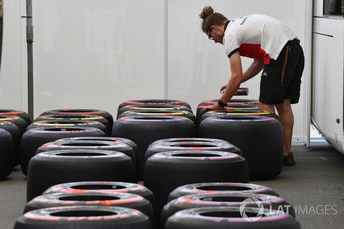 Mecánico de Sauber con neumáticos Pirelli