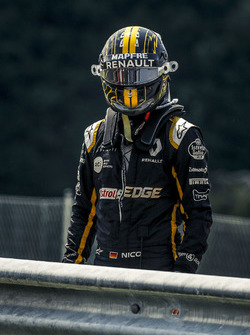 Nico Hulkenberg, Renault Sport F1 Team stopped on track