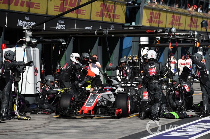 Romain Grosjean, Haas F1 Team VF-18 pit stop