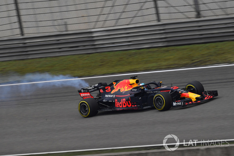 Daniel Ricciardo, Red Bull Racing RB14 con humo em la PL3
