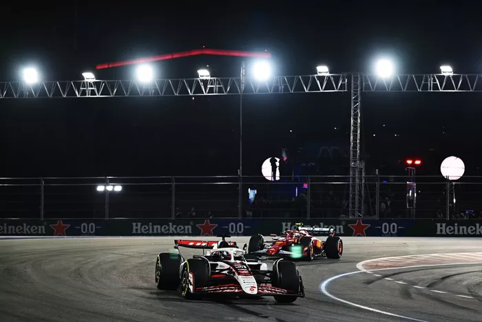 Lewis Hamilton, Ferrari, Esteban Ocon, Haas F1 Team