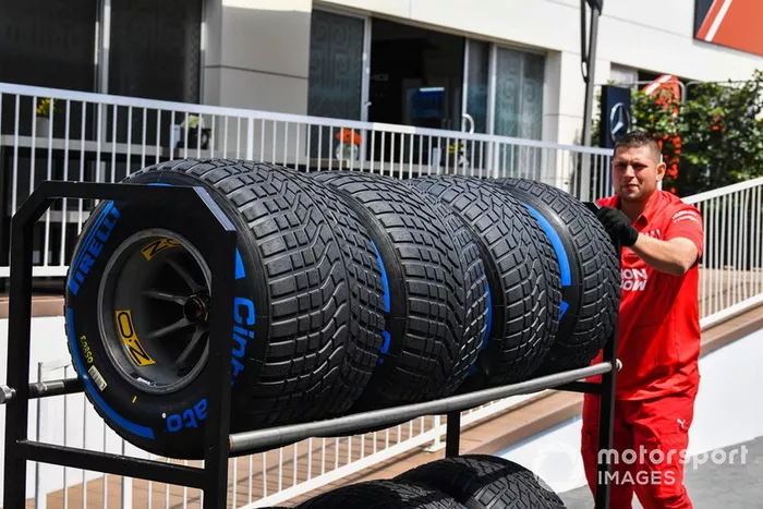 Mecánico de Ferrari con neumáticos Pirelli