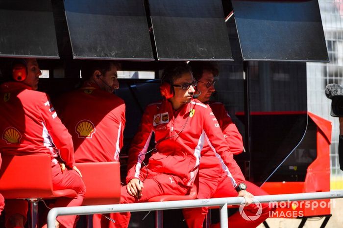 Laurent Mekies, director deportivo de Ferrari, y Mattia Binotto, director del equipo Ferrari, en la pared del foso.