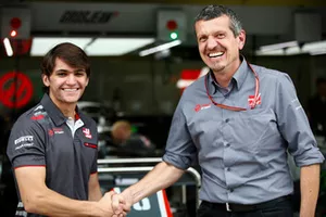 Günther Steiner, Team Principal, Haas F1, pose avec le pilote d'essais Pietro Fittipaldi.