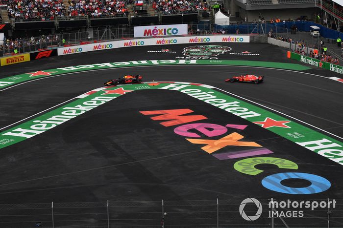 Daniel Ricciardo, Red Bull Racing RB14 y Sebastian Vettel, Ferrari SF71H 