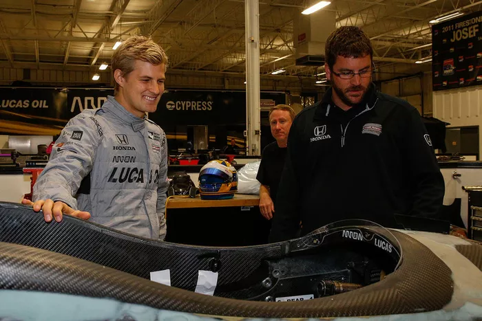 Marcus Ericsson ajuste del asiento en Schmidt Peterson Motorsports