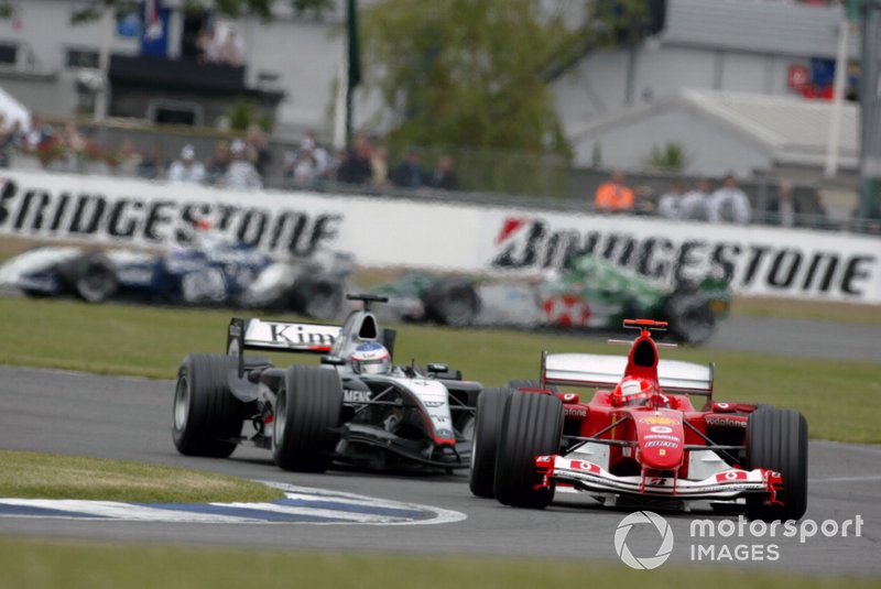 Michael Schumacher, Ferrari F2004, y Kimi Raikkonen, McLaren Mercedes MP4/19B