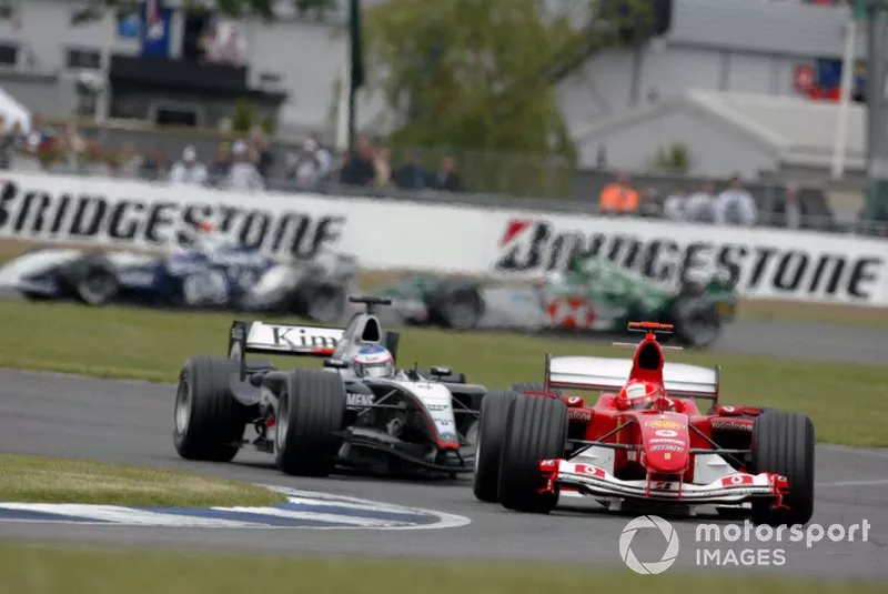 Michael Schumacher, Ferrari F2004, y Kimi Raikkonen, McLaren Mercedes MP4/19B
