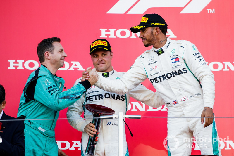 Il secondo classificato Valtteri Bottas, Mercedes AMG F1, e il vincitore della gara Lewis Hamilton, Mercedes AMG F1, sul podio