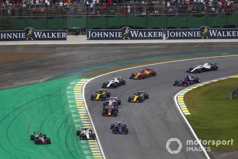Kevin Magnussen, Haas F1 Team VF-18, et Marcus Ericsson, Sauber C37, sortent large devant Pierre Gasly, Toro Rosso STR13.