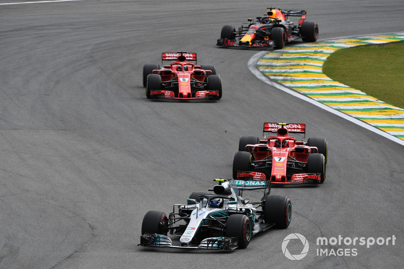 Valtteri Bottas, Mercedes-AMG F1 W09, Kimi Raikkonen, Ferrari SF71H y Sebastian Vettel, Ferrari SF71H