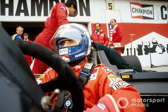 Pouco se fala disso, mas Prost tinha um problema de câmbio durante o GP em Suzuka, o que o impediu de escapar na frente naquela prova após o erro de Senna na largada. Isso foi preponderante para que o francês perdesse a ponta para Ayrton