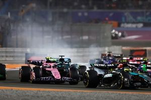Lewis Hamilton, Mercedes F1 W15, Pierre Gasly, Alpine A524, Lance Stroll, Aston Martin AMR24, o resto do pelotão na primeira volta