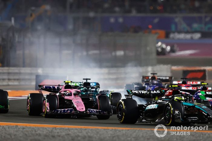 Lewis Hamilton, Mercedes F1 W15, Pierre Gasly, Alpine A524, Lance Stroll, Aston Martin AMR24, el resto del pelotón en la primera vuelta.