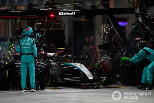 Lewis Hamilton, Mercedes F1 W15, hace una parada en boxes