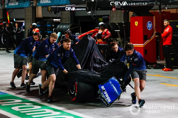 Los mecánicos traen los restos del coche de Franco Colapinto, Williams FW46