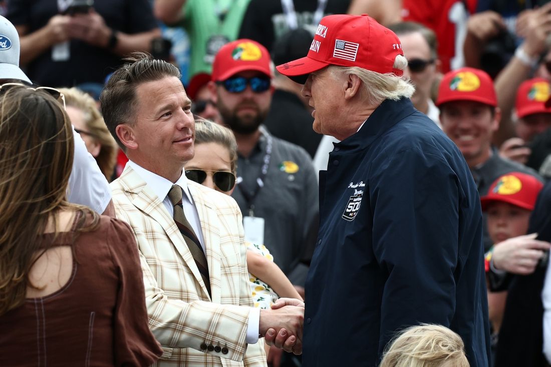 El presidente de Estados Unidos, Donald Trump, recibe el saludo de Frank Kelleher, presidente del Daytona International Speedway.