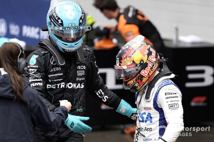 George Russell, Mercedes-AMG F1 Team, felicita a Yuki Tsunoda, Visa Cash App RB F1 Team