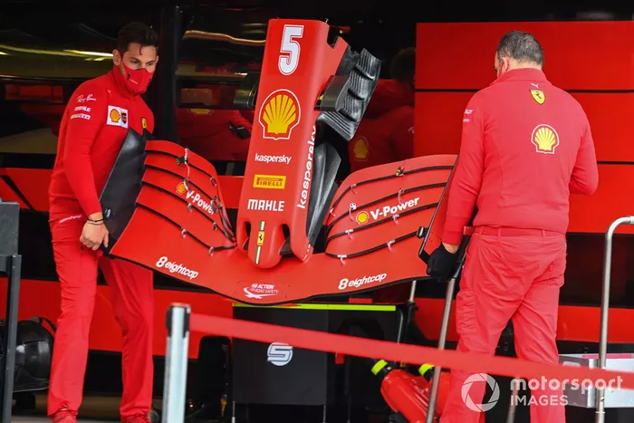 Mecánicos de Ferrari y cono de del morro del Ferrari SF1000 de Sebastian Vettel