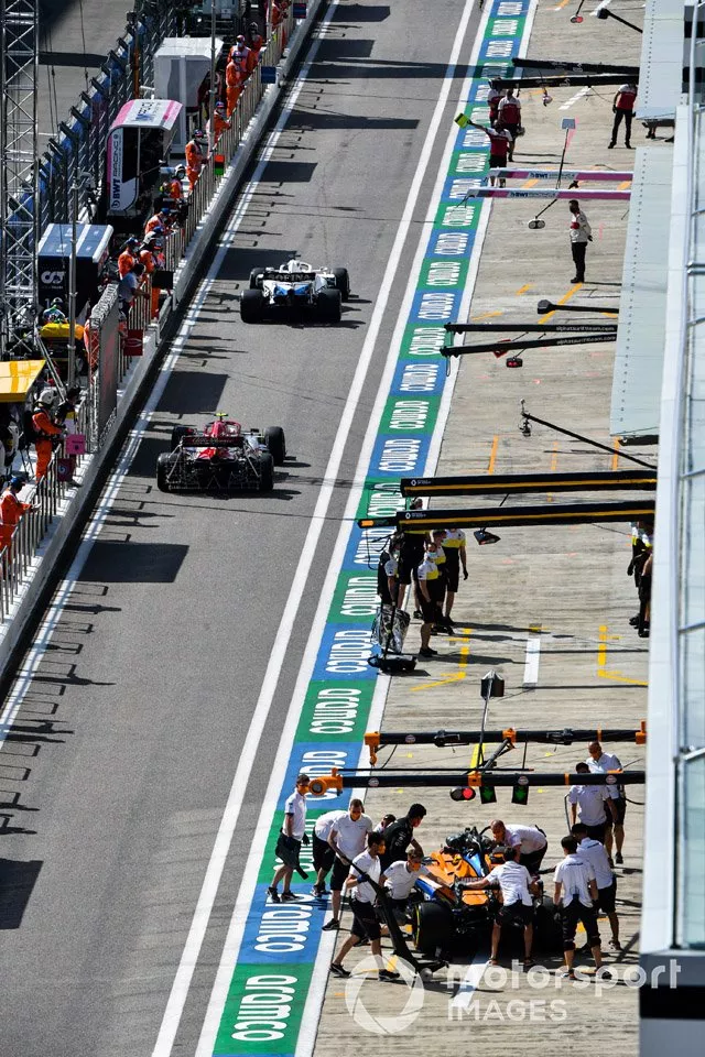 George Russell, Williams FW43, y Antonio Giovinazzi, Alfa Romeo Racing C39, con Carlos Sainz Jr., McLaren MCL35