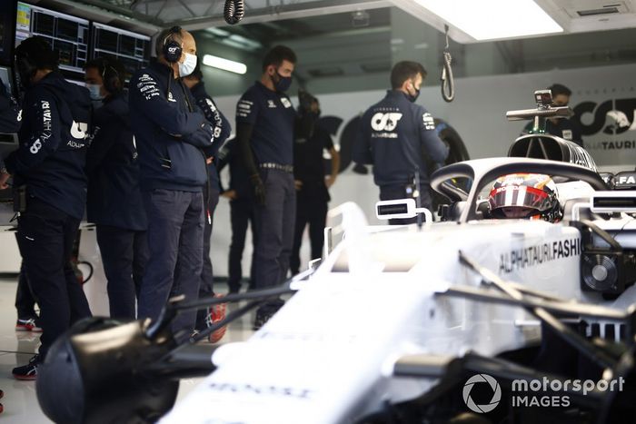 Franz Tost, director de AlphaTauri, observa a Yuki Tsunoda