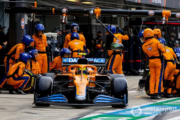 Lando Norris, McLaren MCL35M pit stop