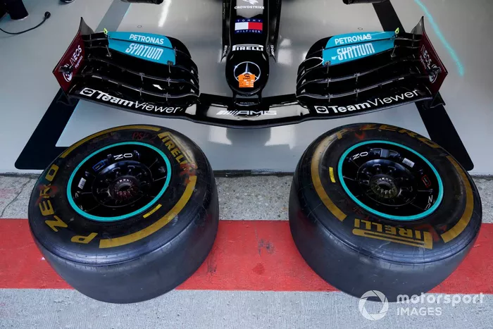 Neumáticos en el garaje de Mercedes