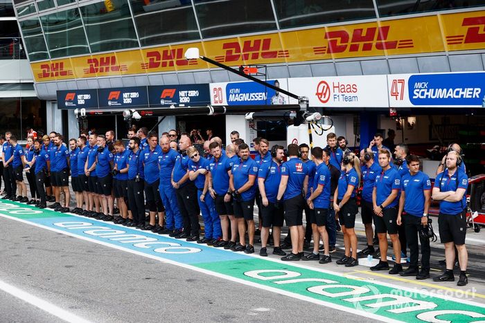 Los mecánicos de Haas F1 guardan un minuto de silencio en el pit lane en memoria de La reina Isabel II
