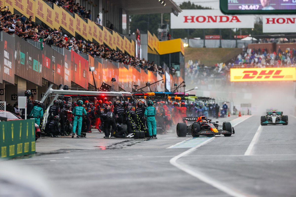 Max Verstappen, Red Bull Racing RB18 pitstop