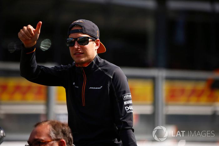 Stoffel Vandoorne, McLaren, en un Triumph