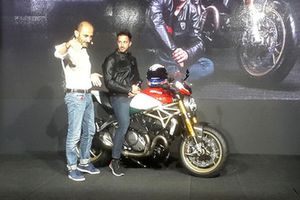 Claudio Domenicali, AD Ducati Motor Holding, sul palco con Andrea Dovizioso e la Ducati Monster 25esimo Anniversario