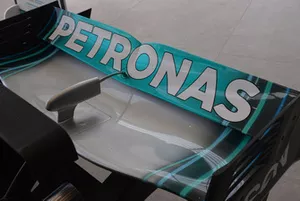 Lo sponsor Petronas sull'ala della monoposto Mercedes