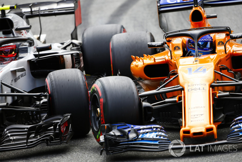 Kevin Magnussen, Haas F1 Team VF-18 lucha con Fernando Alonso, McLaren MCL33
