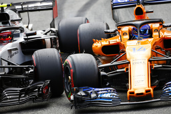 Kevin Magnussen, Haas F1 Team VF-18, en Fernando Alonso, McLaren MCL33, duelleren