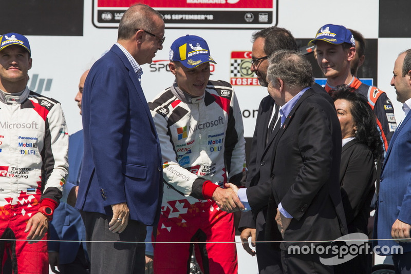 Podyum: Yarış galibi Ott Tänak, Martin Järveoja, Toyota Gazoo Racing WRT Toyota Yaris WRC