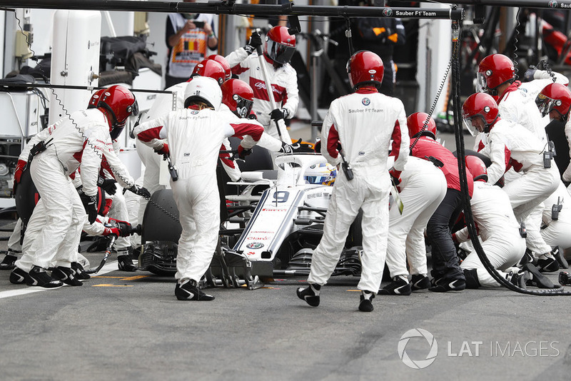 Marcus Ericsson, Sauber C37, makes a pit stop