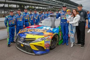 Champion der Regular-Season 2018: Kyle Busch, Joe Gibbs Racing, Toyota Camry, mit Ehefrau Samantha und Sohn Brexton
