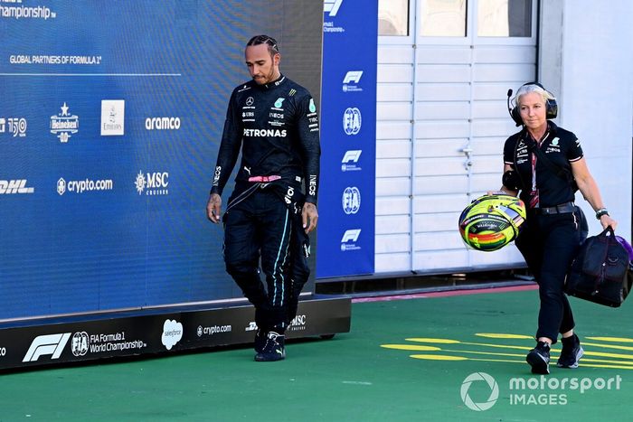 Lewis Hamilton, de Mercedes-AMG, saluda a los aficionados tras su choque en la Q3
