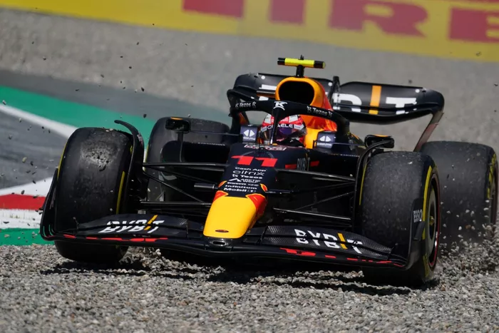Sergio Pérez, Red Bull Racing RB18, se va largo