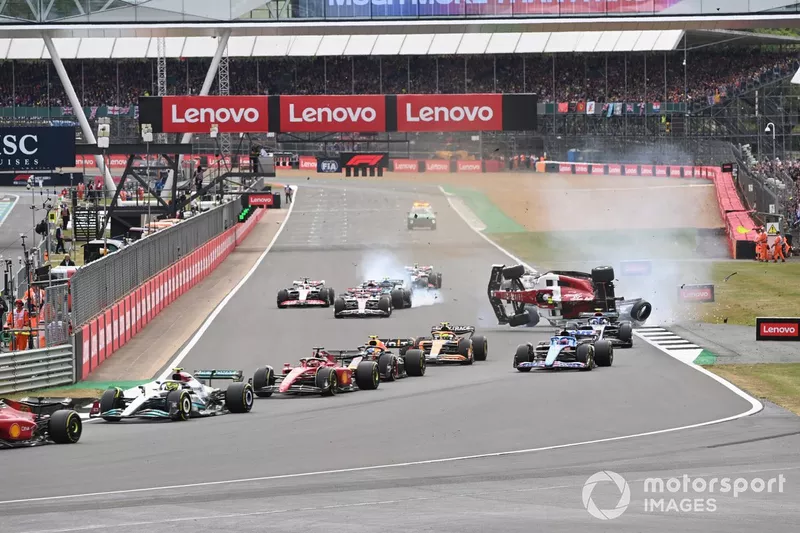 L' incidente alla partenza tra George Russell, Mercedes W13, Zhou Guanyu, Alfa Romeo C42, Alex Albon, Williams FW44, Esteban Ocon, Alpine A522, Yuki Tsunoda, AlphaTauri AT03.