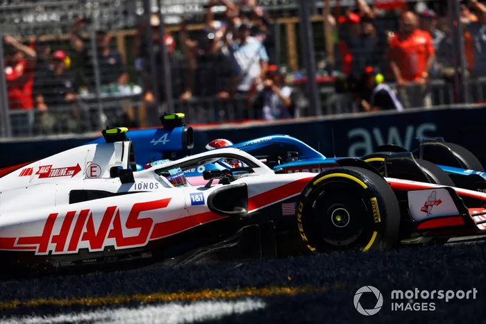 Mick Schumacher, Haas VF-22, lucha con Esteban Ocon, Alpine A522