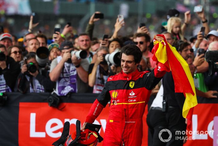 Carlos Sainz, de Ferrari, celebra su primera victoria en la Fórmula 1 en el parc ferme