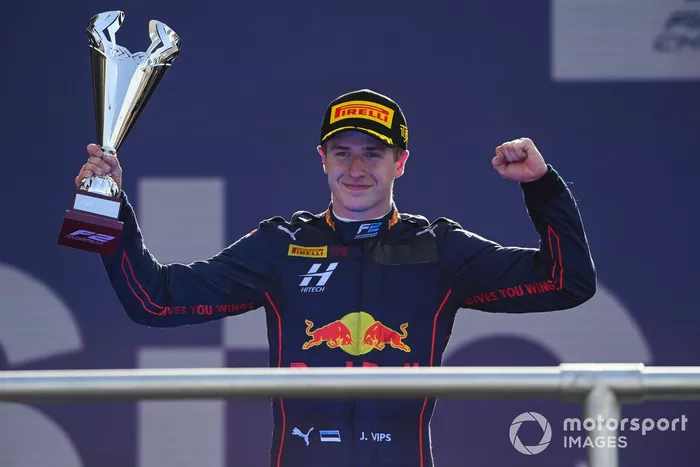 Juri Vips, Hitech Grand Prix celebra en el podio