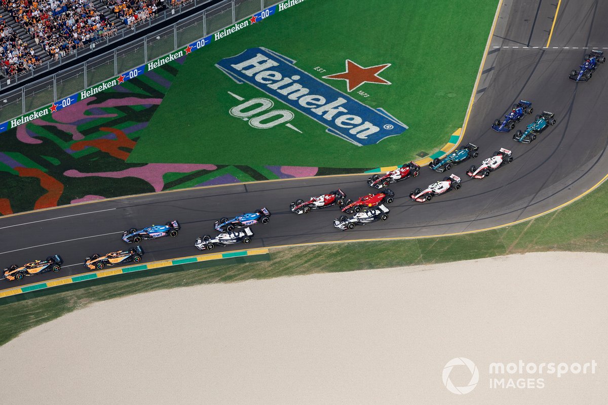 Lando Norris, McLaren MCL36, Daniel Ricciardo, McLaren MCL36, Esteban Ocon, Alpine A522, Pierre Gasly, AlphaTauri AT03, Fernando Alonso, Alpine A522, the remainder of the field on the openig lap