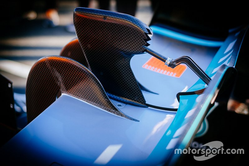 Mercedes AMG F1 W10, dettaglio del comando DRS modificato rispetto ai test